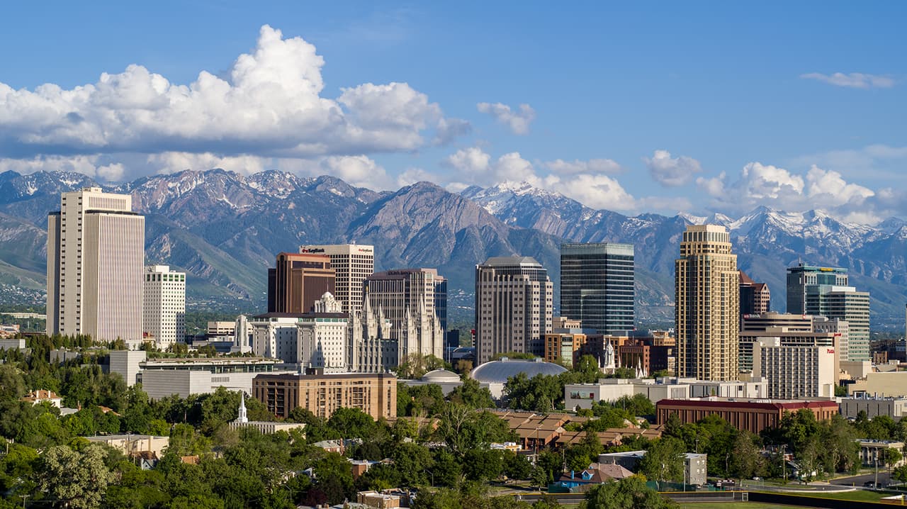 A workation destination featuring the stunning skyline of Denver framed by majestic mountains.