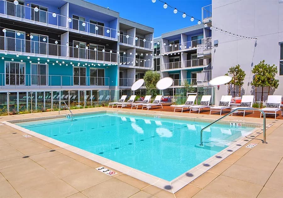 Center Deck with Swimming Pool Lounge