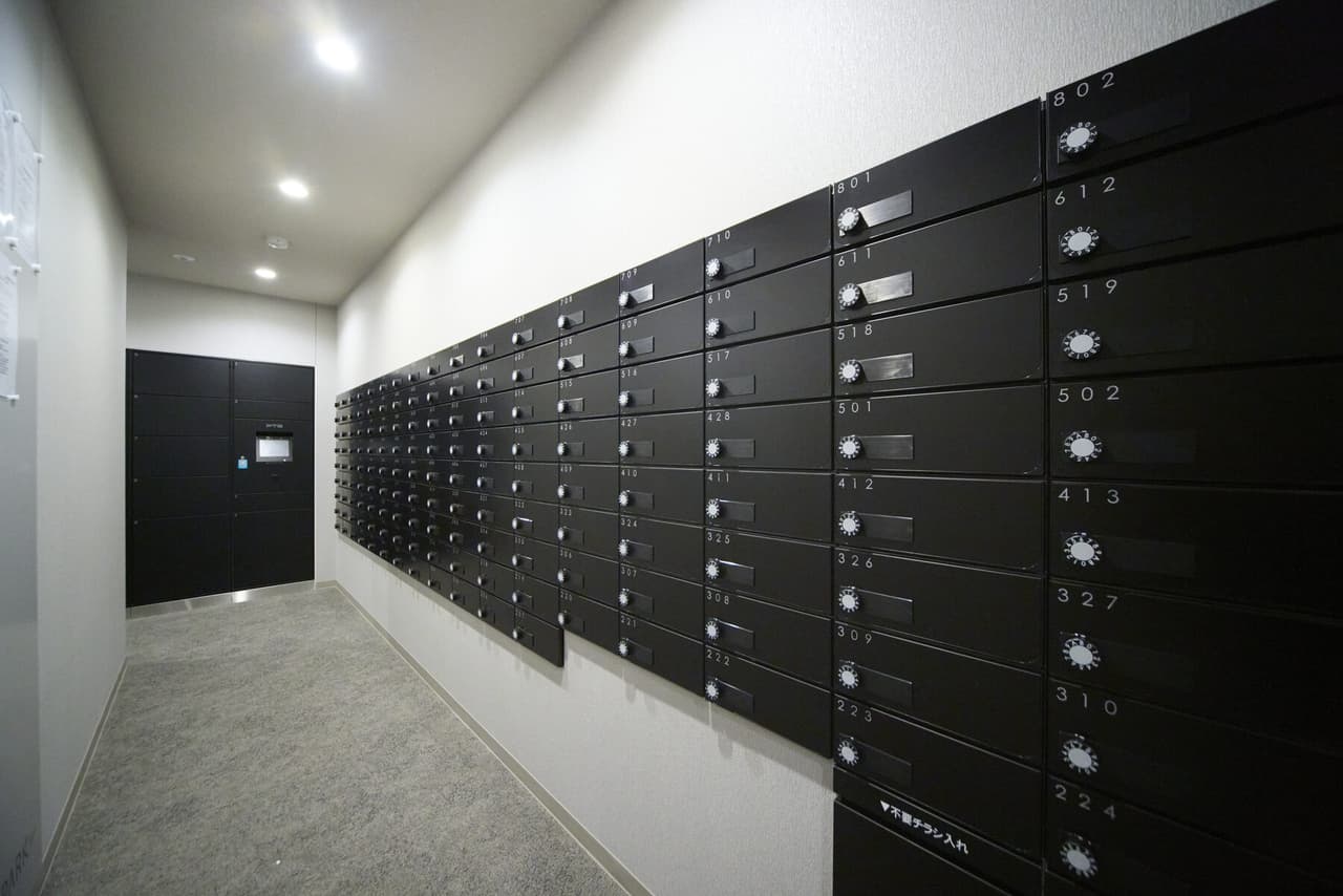 24-Hour Parcel Lockers