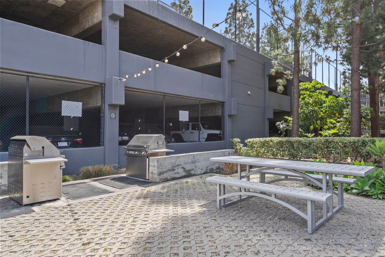 Outdoor BBQ & Dining Areas